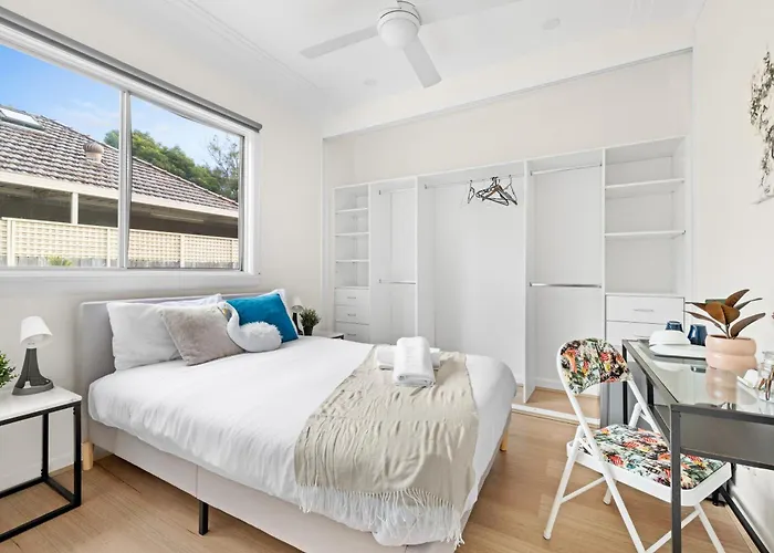 Elegant Double Room - Mins To Airport - Shared Bathroom