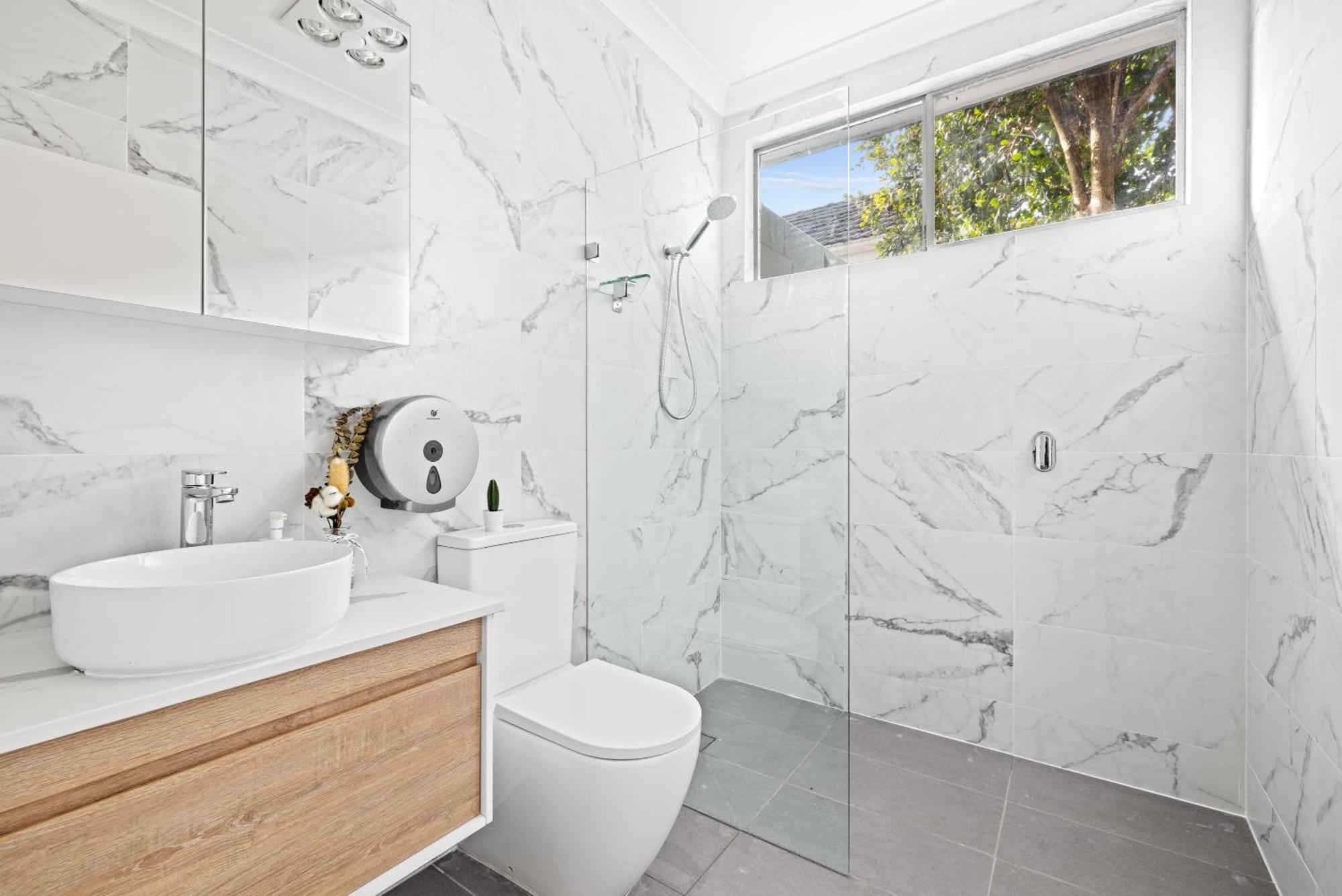 Elegant Double - Mins To Airport - Shared Bathroom Guest house *
