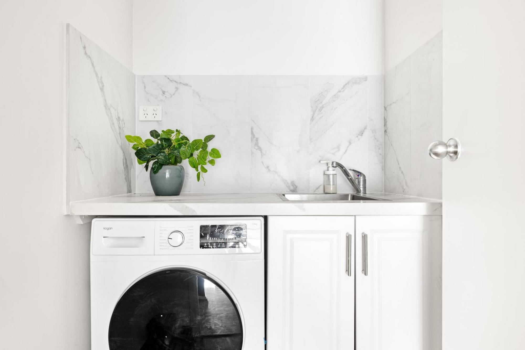 Elegant Double - Mins To Airport - Shared Bathroom * Sydney