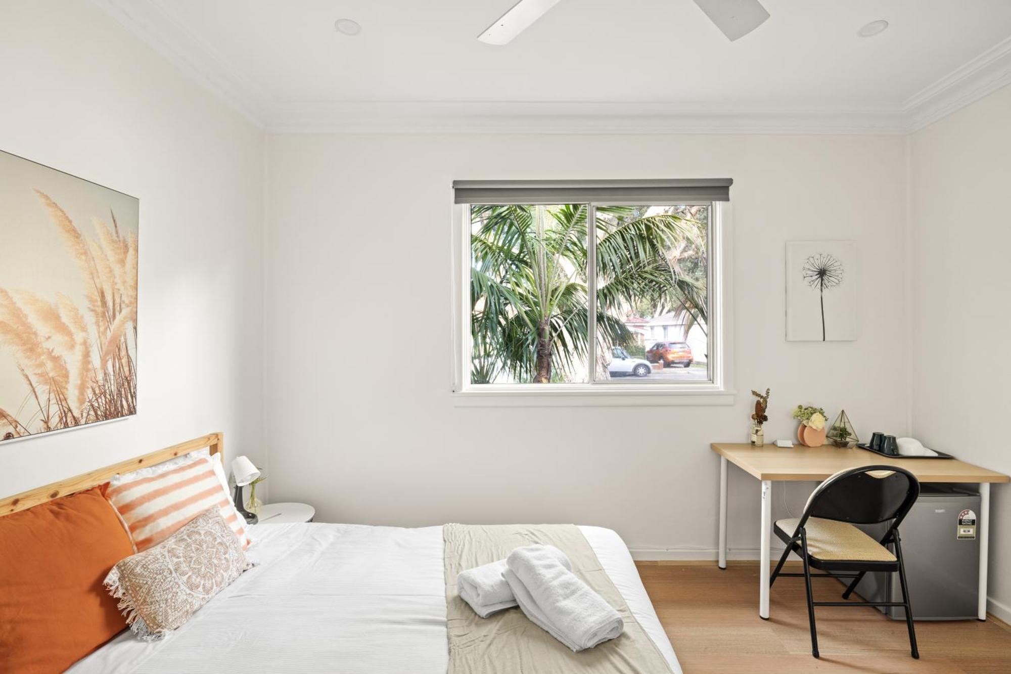 Elegant Double - Mins To Airport - Shared Bathroom Guest house Sydney