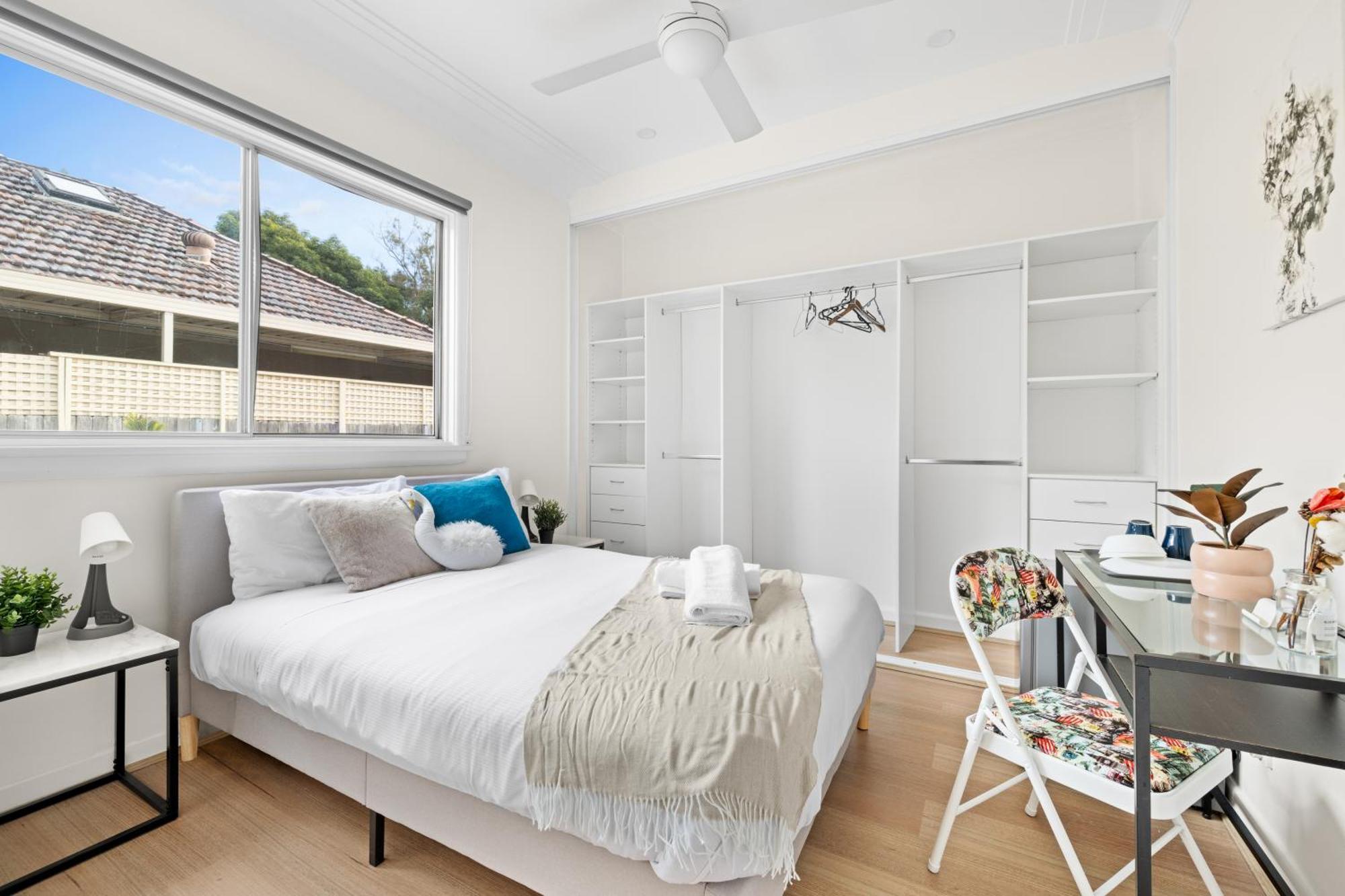 Elegant Double - Mins To Airport - Shared Bathroom * Sydney